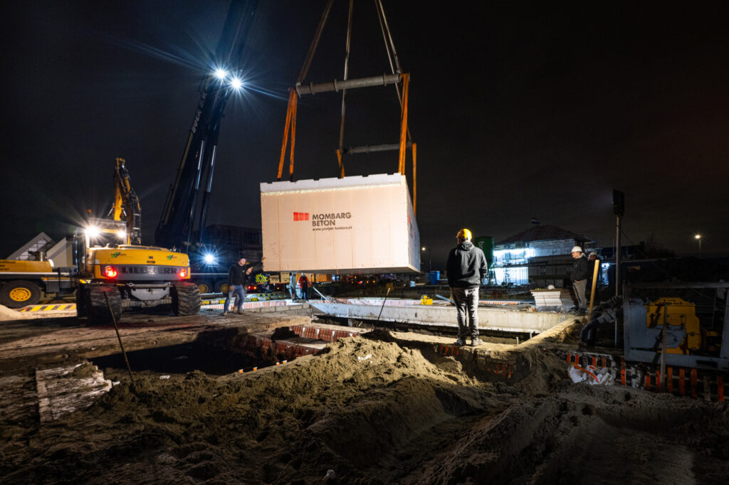 Prefab kelder wordt in de tuin gehesen