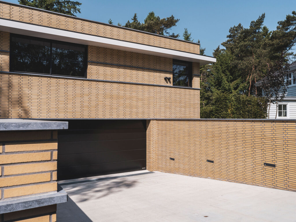 Prefab kelder onder villa met garage